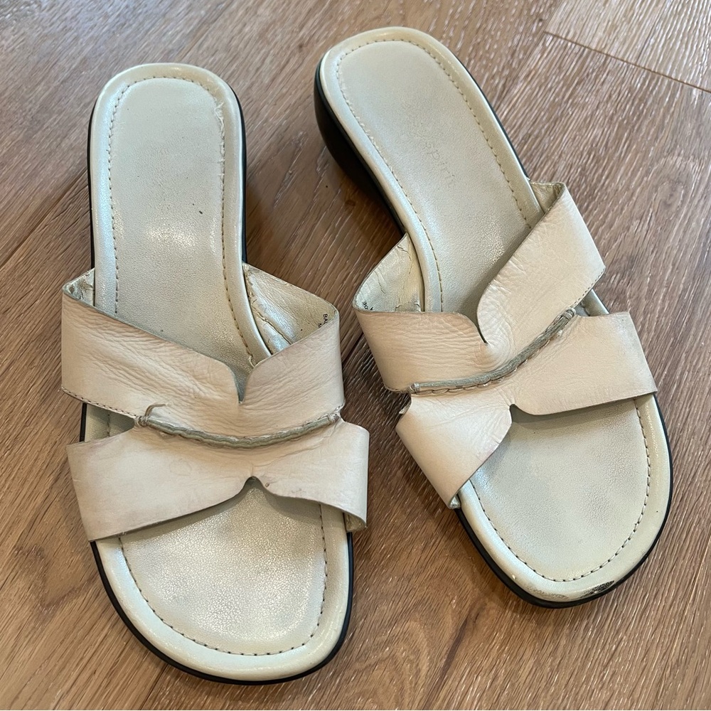 Beige leather slip-on easy spirit sandals